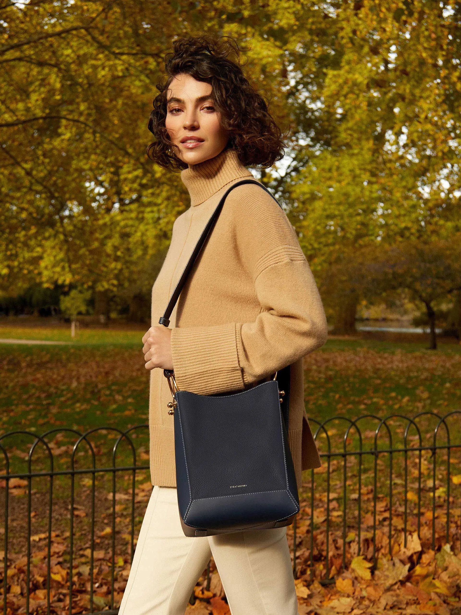 Navy Lana Midi bucket bag with grey stitching